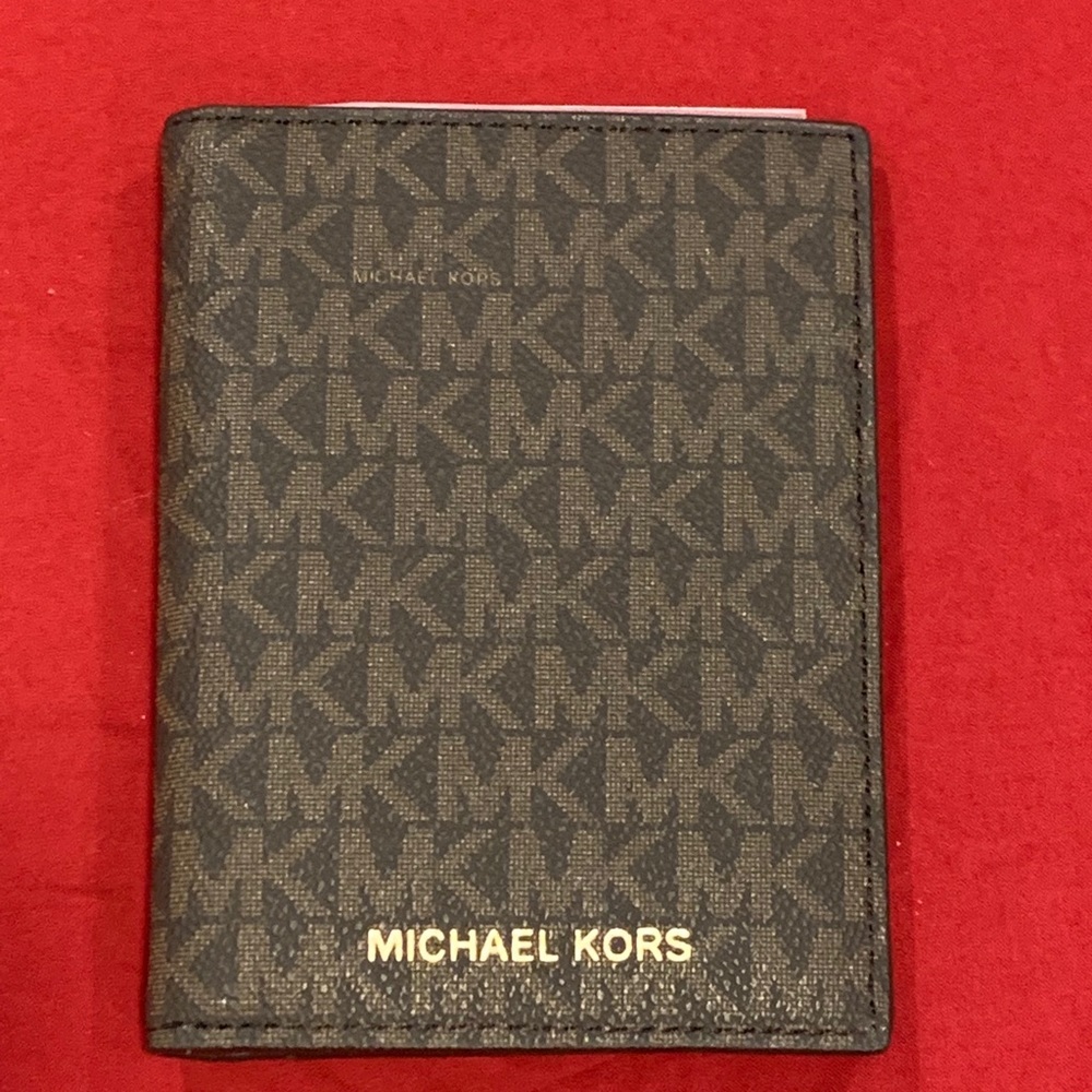 Michael Kors Jet Set passport wallet. New